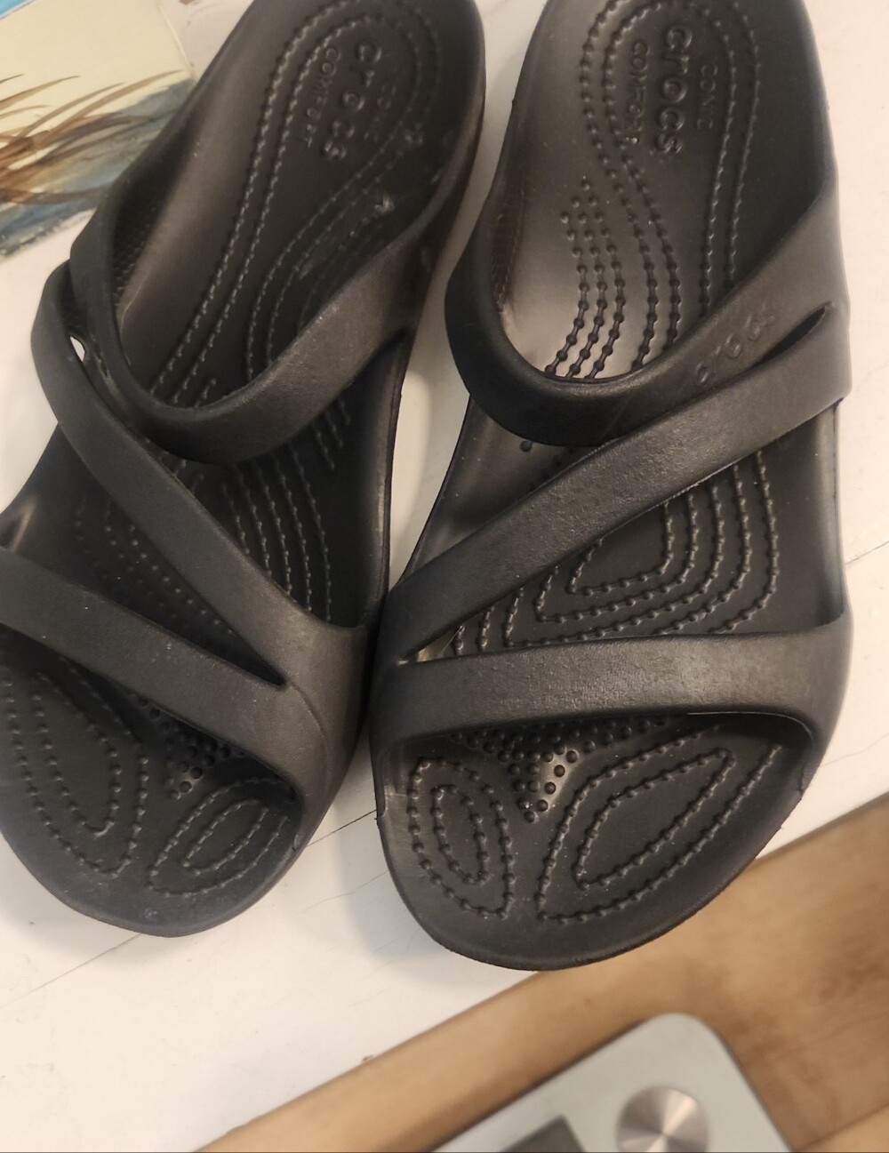 CROCS Women's Black Cross-Strap Slip-On Sandals